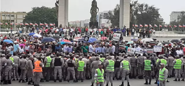 Decenas de seguidores de Leonel Fernández protestan frente a la JCE