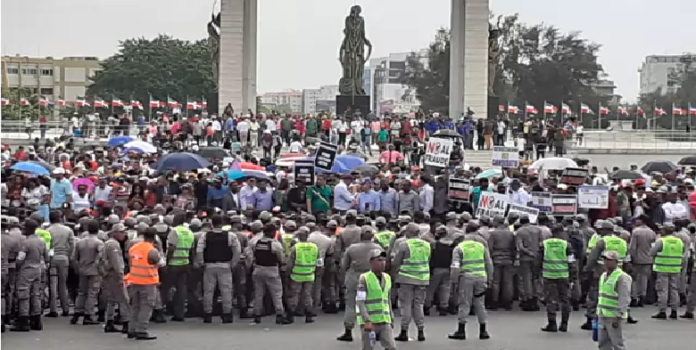Decenas de seguidores de Leonel Fernández protestan frente a la JCE