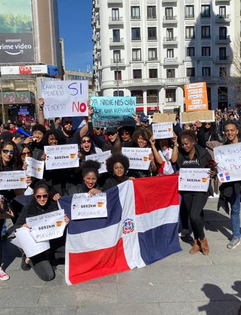 Dominicanos se manifiestan en España en contra de la suspensión de las elecciones
